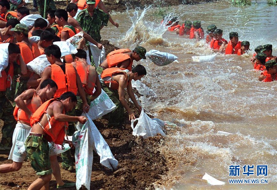 （圖文互動）（3）為了“中國號”巨輪揚帆遠航——中國共產(chǎn)黨領導下的人民軍隊忠于祖國、服務人民啟示錄