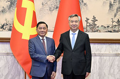 李希同越共中央政治局委員、中央書(shū)記處書(shū)記、中央檢查委員會(huì)主任陳錦繡舉行會(huì)談