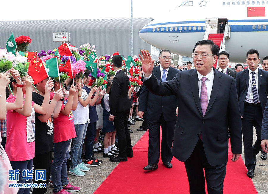 5月8日至10日，中共中央政治局常委、全國(guó)人大常委會(huì)委員長(zhǎng)張德江視察澳門特別行政區(qū)。這是5月8日，張德江抵達(dá)澳門國(guó)際機(jī)場(chǎng)。 新華社記者龐興雷 攝 