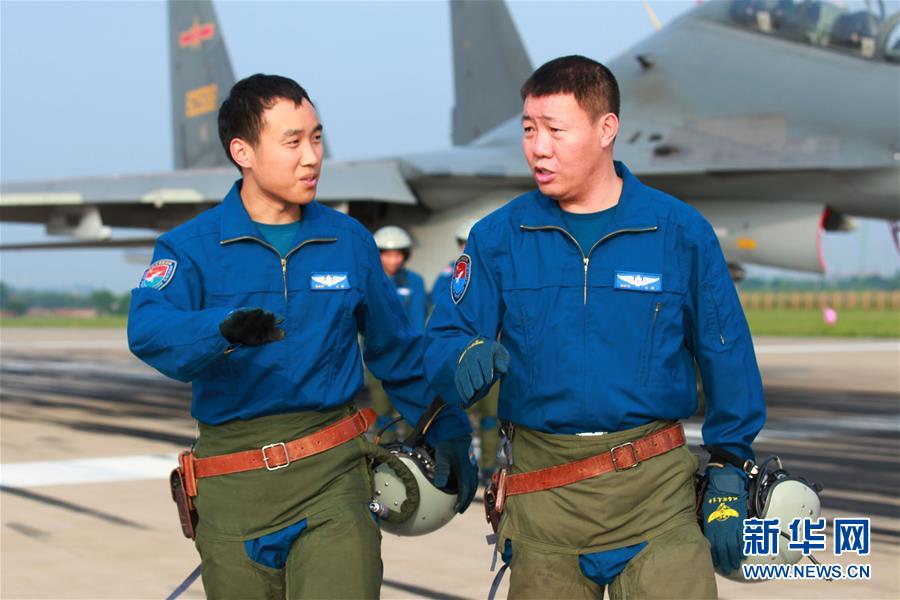 （新華全媒頭條·圖文互動(dòng)）（3）戰(zhàn)鷹，為祖國(guó)奮飛——記空軍航空兵某旅旅長(zhǎng)、特級(jí)飛行員郝井文