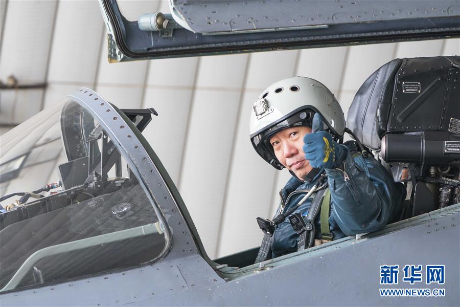 （新華全媒頭條·圖文互動(dòng)）（4）戰(zhàn)鷹，為祖國(guó)奮飛——記空軍航空兵某旅旅長(zhǎng)、特級(jí)飛行員郝井文