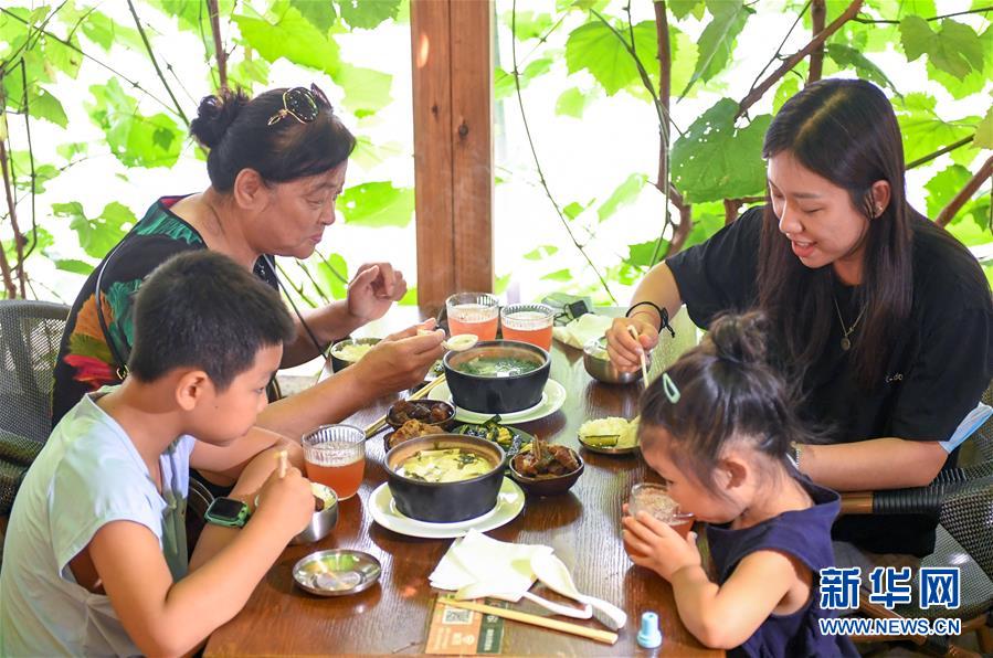 （在習近平新時代中國特色社會主義思想指引下——新時代新作為新篇章·習近平總書記關切事·圖文互動）（6）珍惜盤中餐，狠剎浪費風——各地積極行動堅決制止餐飲浪費