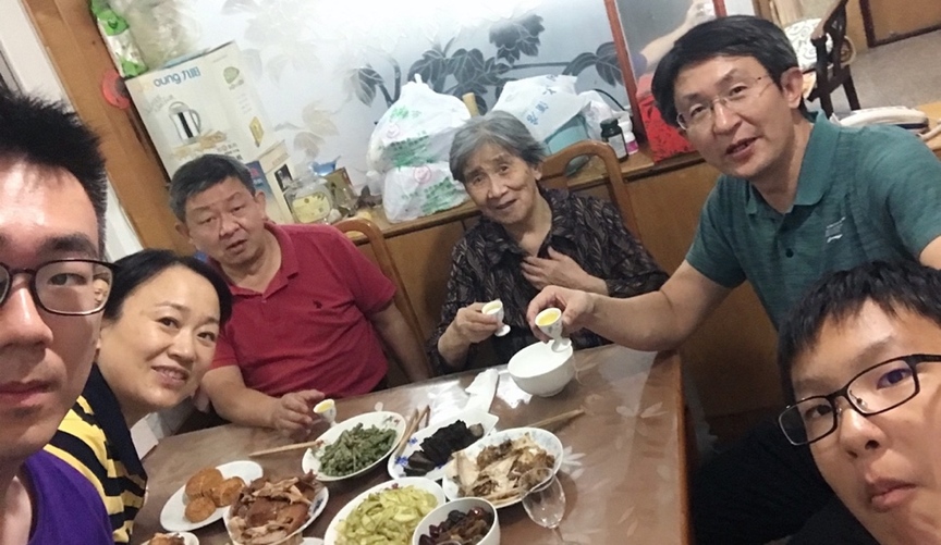 10月1日，留學(xué)生李天力（左一）在老家淄博的親戚家中與親人一起吃晚飯，共度中秋