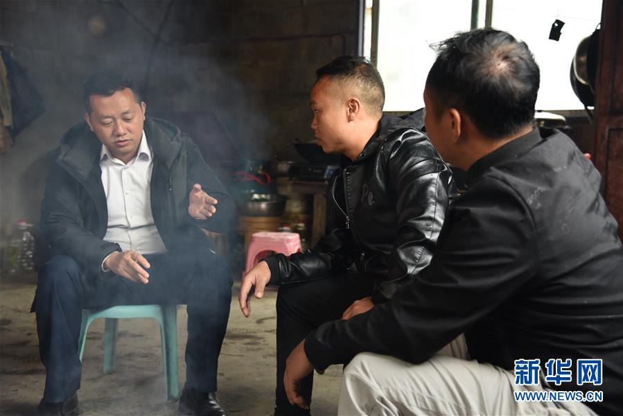 （決戰(zhàn)決勝脫貧攻堅(jiān)·圖文互動(dòng)）“父親未完成的事業(yè)，我來(lái)完成”——貴州父子接力脫貧攻堅(jiān)