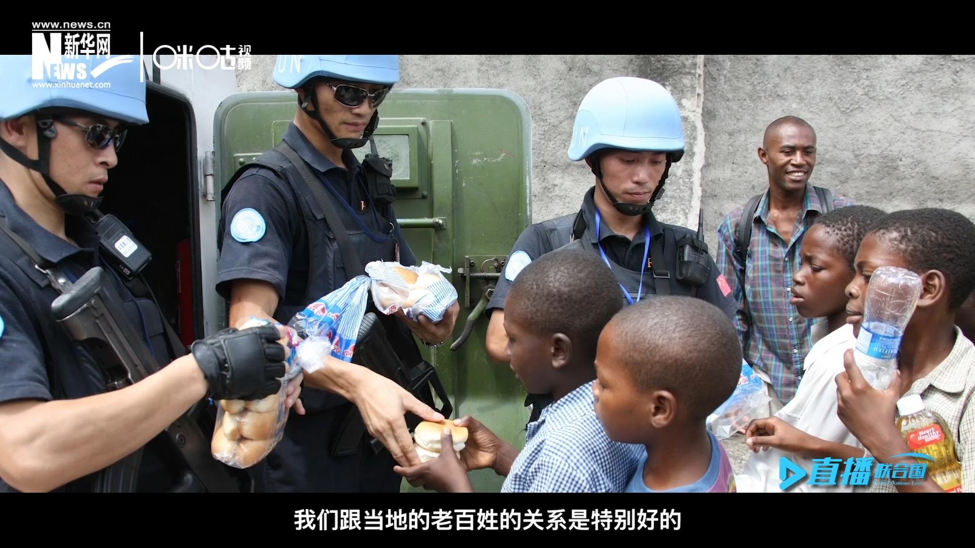 這群胸前印著五星紅旗的警察，在當(dāng)?shù)孛癖娦睦镉兄恋榈榈姆萘?，也傳遞出許多的善意與感動(dòng)。
