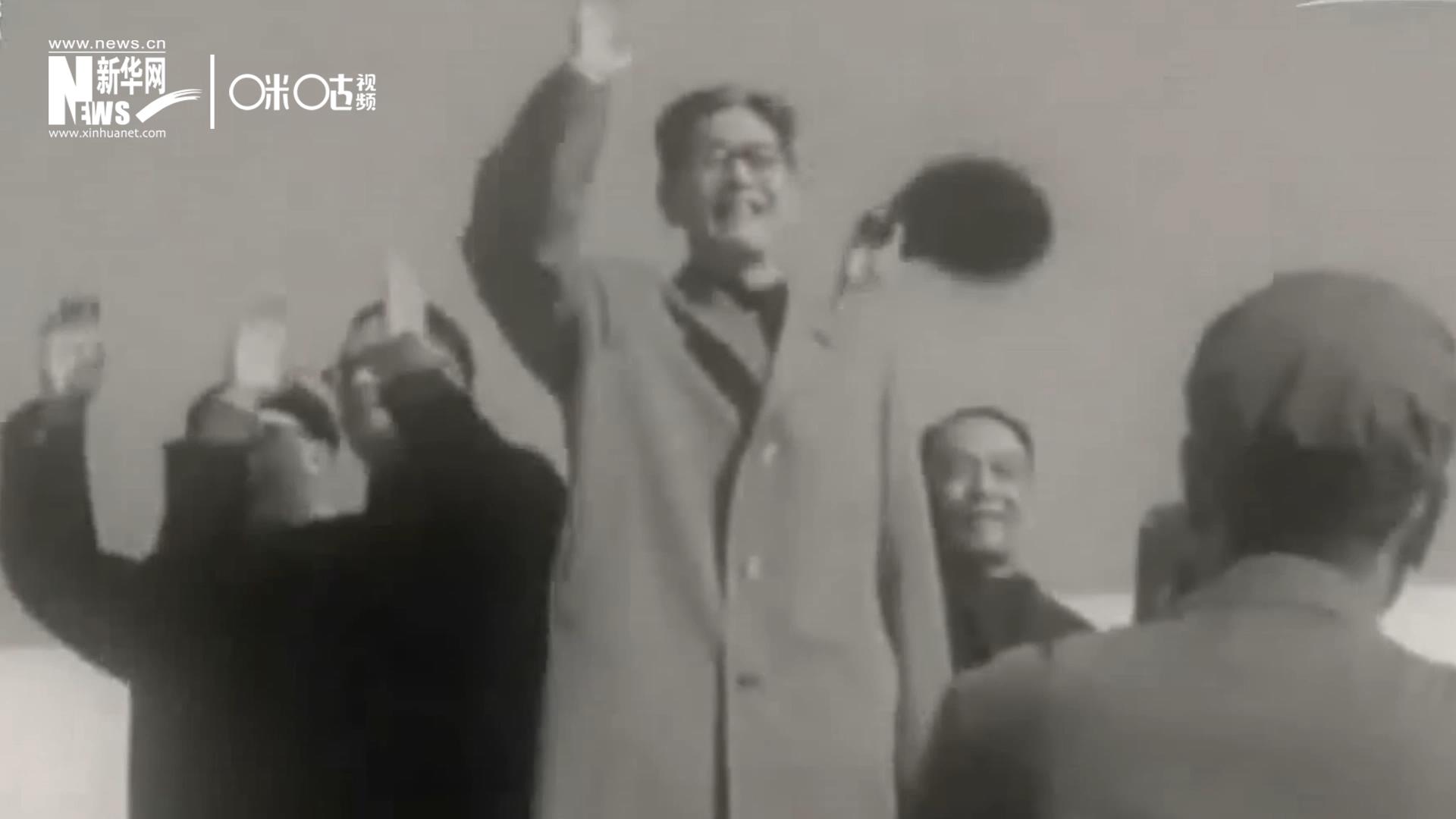 1971年11月9日，全新成立的中國(guó)聯(lián)合國(guó)代表團(tuán)在群眾的歡呼與掌聲中登上專機(jī)，正式開(kāi)啟了中國(guó)的聯(lián)合國(guó)之旅。