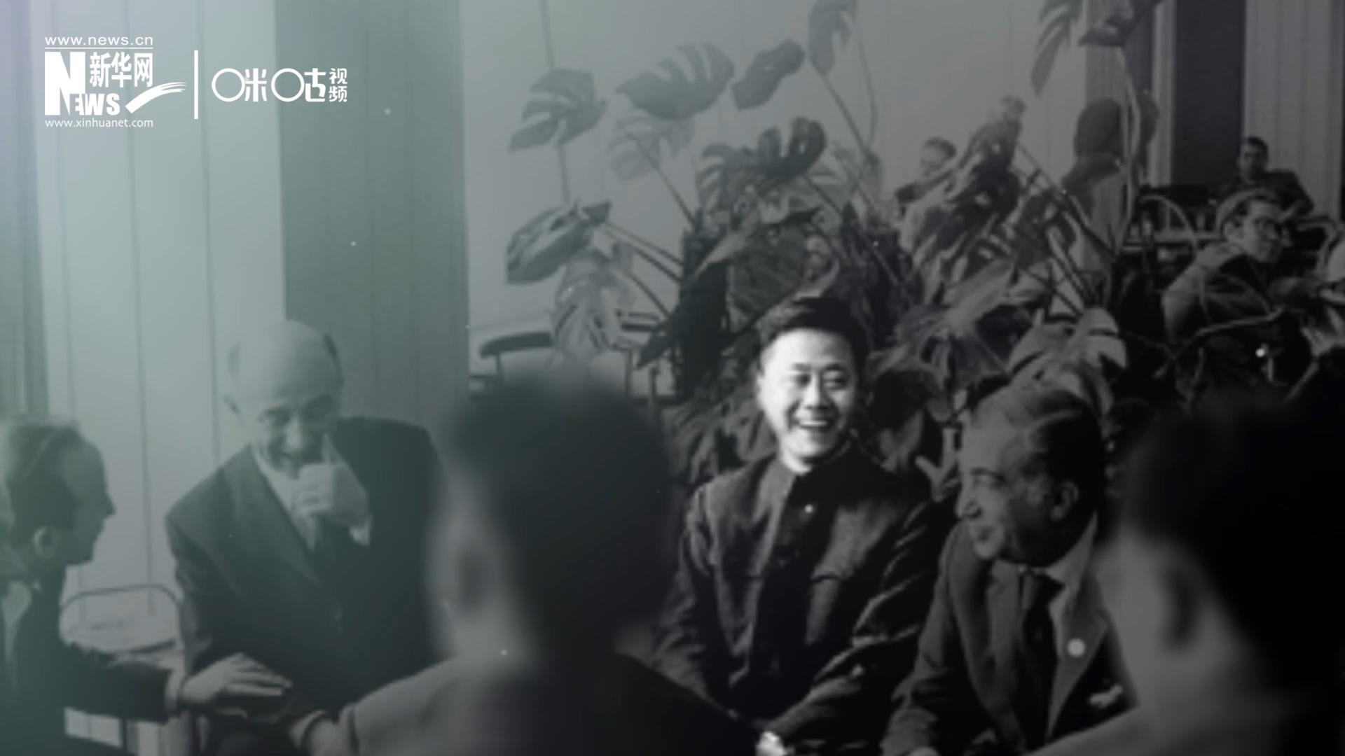 照片里的這個(gè)人是高梁，原新華社國(guó)際部記者。原本作為代表團(tuán)隨行記者的他接到通知，由他帶領(lǐng)一支先遣小組先行去紐約。