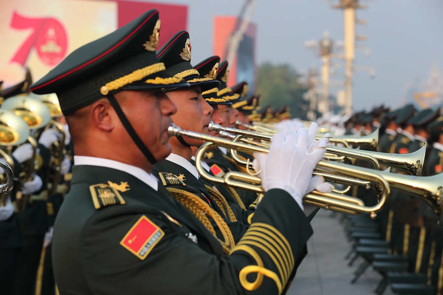 解放軍聯(lián)合軍樂團在廣場就位后進行準備工作和試奏。據(jù)了解，解放軍聯(lián)合軍樂團此次演奏是從開國大典至今歷次閱兵以來演奏曲目最多的一次，不少曲目是為此次閱兵量身打造的全新作品，此次也是歷次女演奏員最多的一次。