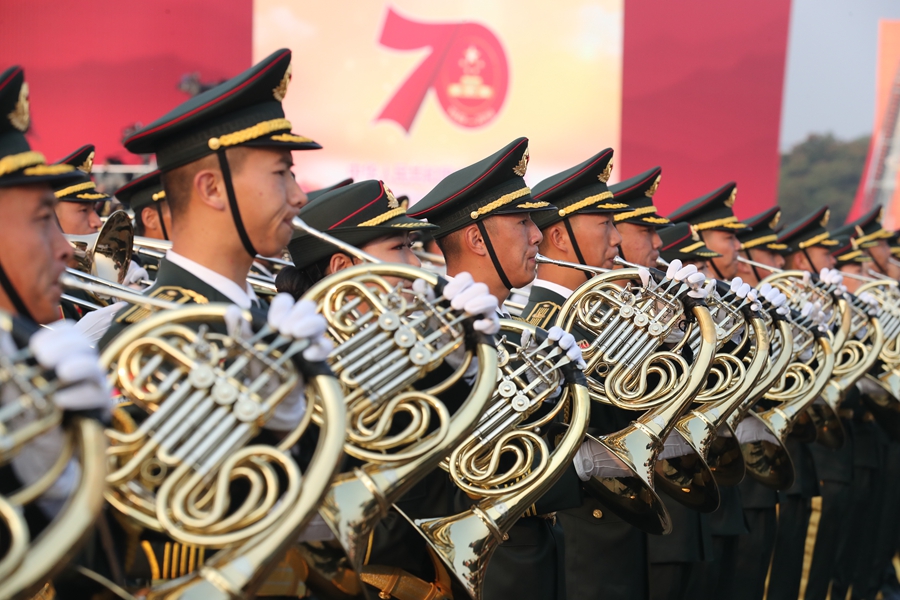 解放軍聯(lián)合軍樂團在廣場就位后進行準備工作和試奏。據(jù)了解，解放軍聯(lián)合軍樂團此次演奏是從開國大典至今歷次閱兵以來演奏曲目最多的一次，不少曲目是為此次閱兵量身打造的全新作品，此次也是歷次女演奏員最多的一次。