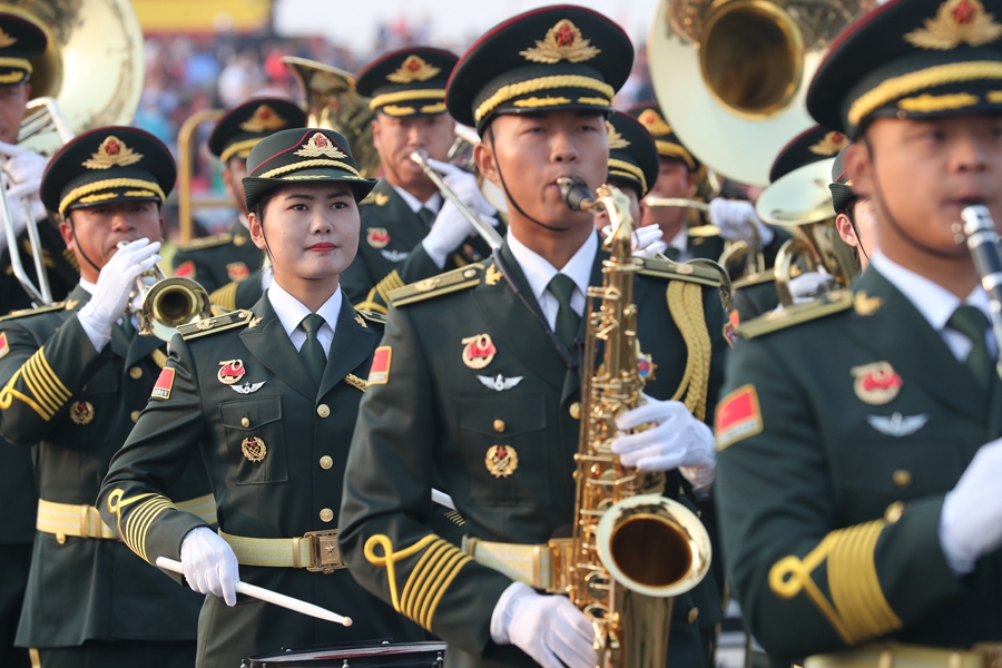 解放軍聯(lián)合軍樂團在廣場就位后進行準備工作和試奏。據(jù)了解，解放軍聯(lián)合軍樂團此次演奏是從開國大典至今歷次閱兵以來演奏曲目最多的一次，不少曲目是為此次閱兵量身打造的全新作品，此次也是歷次女演奏員最多的一次。