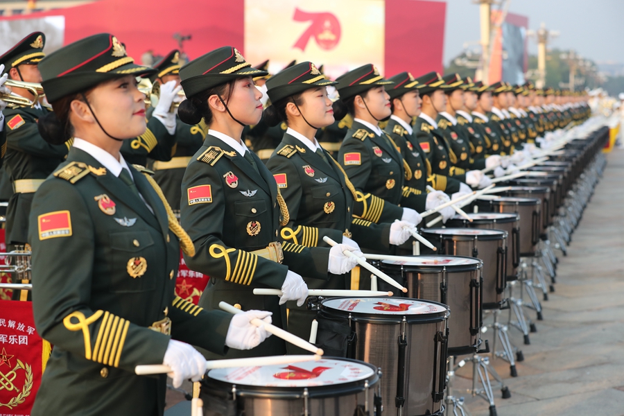解放軍聯(lián)合軍樂團在廣場就位后進行準備工作和試奏。據(jù)了解，解放軍聯(lián)合軍樂團此次演奏是從開國大典至今歷次閱兵以來演奏曲目最多的一次，不少曲目是為此次閱兵量身打造的全新作品，此次也是歷次女演奏員最多的一次。