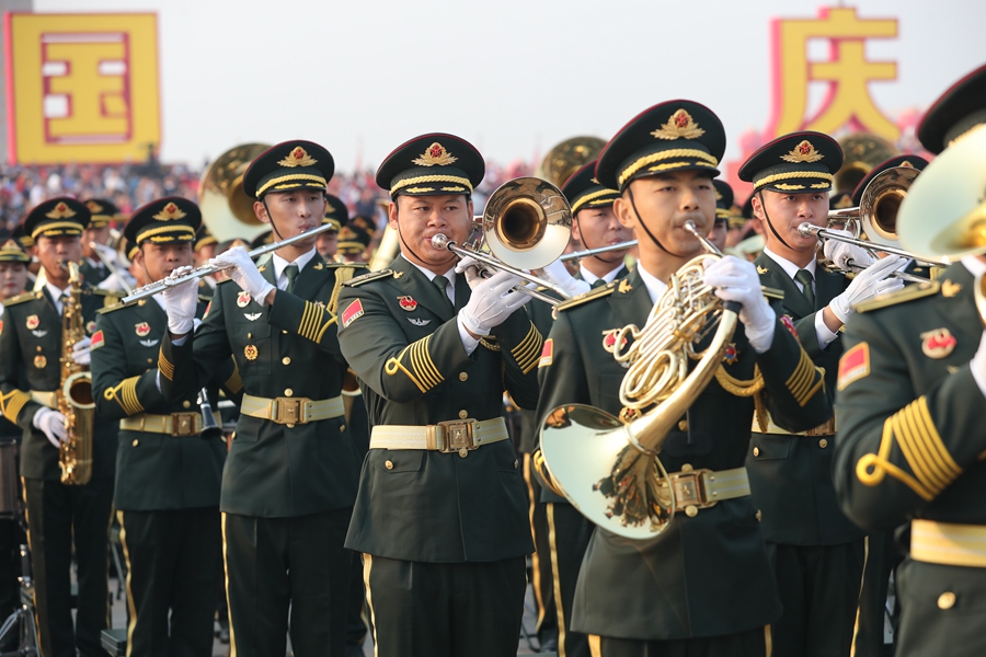 解放軍聯(lián)合軍樂團在廣場就位后進行準備工作和試奏。據(jù)了解，解放軍聯(lián)合軍樂團此次演奏是從開國大典至今歷次閱兵以來演奏曲目最多的一次，不少曲目是為此次閱兵量身打造的全新作品，此次也是歷次女演奏員最多的一次。