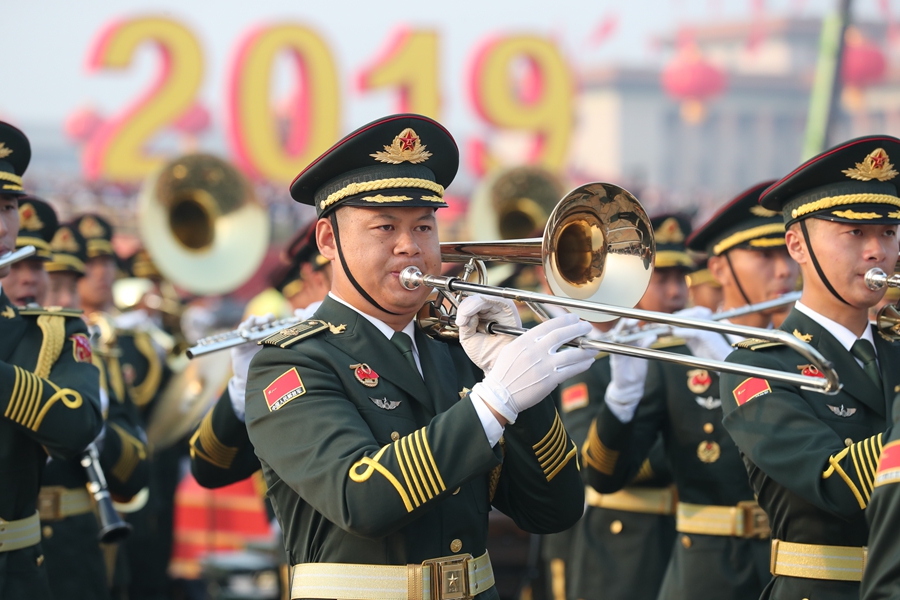 解放軍聯(lián)合軍樂團在廣場就位后進行準備工作和試奏。據(jù)了解，解放軍聯(lián)合軍樂團此次演奏是從開國大典至今歷次閱兵以來演奏曲目最多的一次，不少曲目是為此次閱兵量身打造的全新作品，此次也是歷次女演奏員最多的一次。