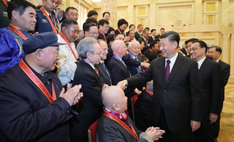 慶祝大會(huì)結(jié)束后，習(xí)近平等會(huì)見受表彰人員及親屬代表