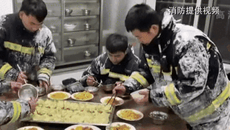 零下14度滅火后 消防員吃飯這一幕讓人心疼！