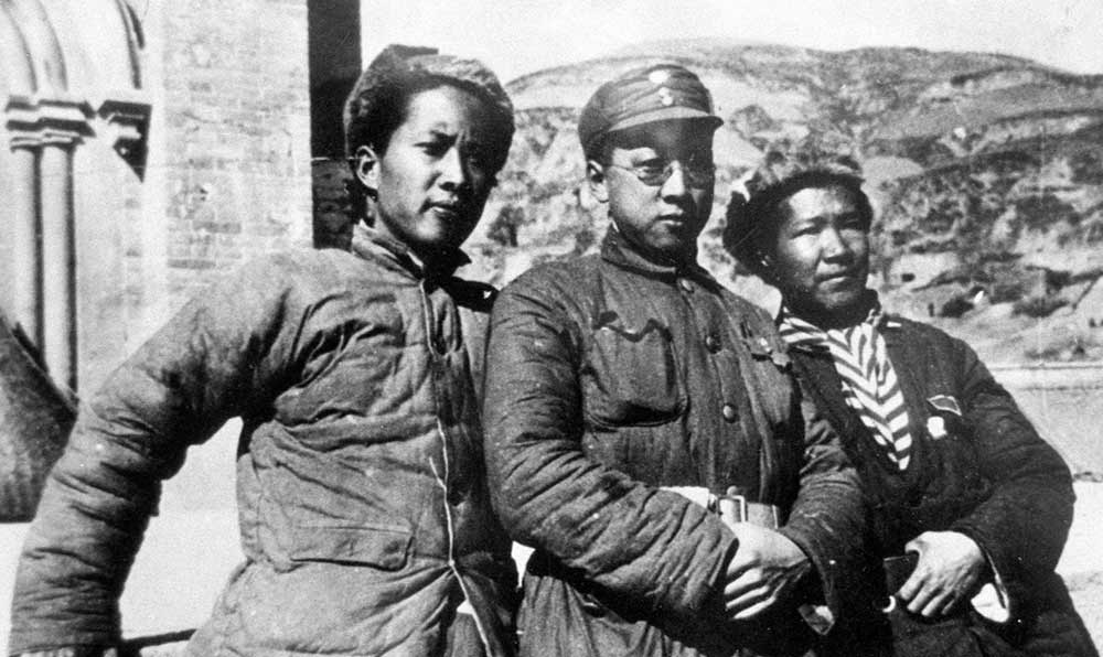 延安魯迅藝術文學院托兒所的阿姨和孩子們。