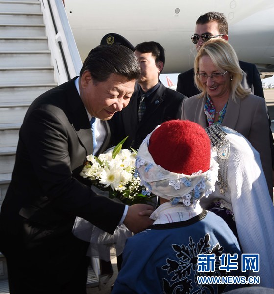 11月14日，國(guó)家主席習(xí)近平抵達(dá)土耳其安塔利亞，應(yīng)土耳其共和國(guó)總統(tǒng)埃爾多安邀請(qǐng)，出席二十國(guó)集團(tuán)領(lǐng)導(dǎo)人第十次峰會(huì)。這是土耳其兒童向習(xí)近平主席獻(xiàn)花。新華社記者 饒愛(ài)民 攝 