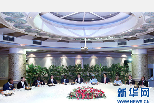 12月5日，國家主席習(xí)近平在約翰內(nèi)斯堡再次集體會(huì)見17位非洲國家領(lǐng)導(dǎo)人。 新華社記者 姚大偉 攝
