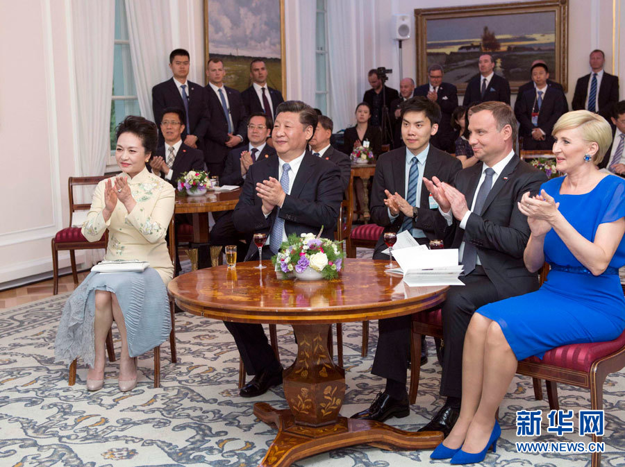 6月19日，國(guó)家主席習(xí)近平和夫人彭麗媛下午抵達(dá)波蘭首都華沙，當(dāng)晚即應(yīng)邀來(lái)到貝爾維德宮做客。這是習(xí)近平和彭麗媛同杜達(dá)夫婦共同欣賞波蘭馬佐夫舍民族歌舞團(tuán)的精彩演出。新華社記者 謝環(huán)馳 攝 