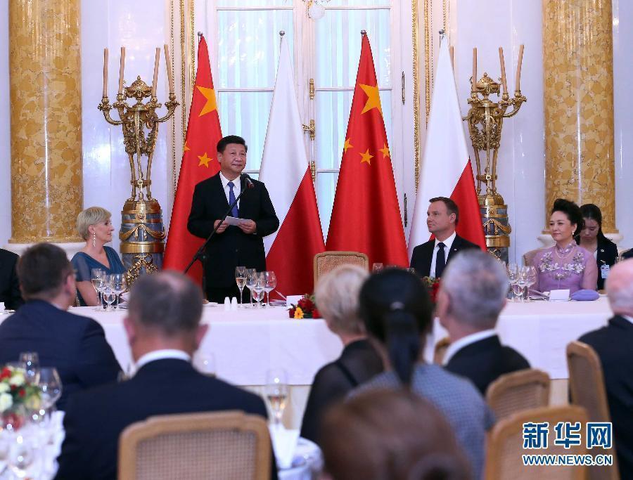 6月20日，國家主席習(xí)近平出席波蘭總統(tǒng)杜達(dá)在華沙王宮舉行的盛大歡迎晚宴。 新華社記者 劉衛(wèi)兵 攝