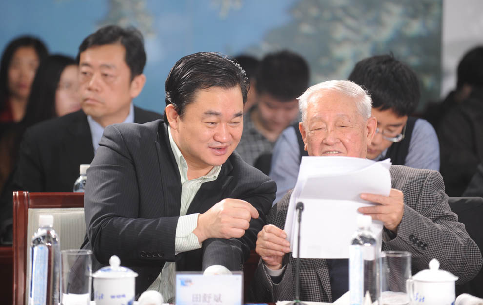 新華網(wǎng)董事長、總裁田舒斌與軍事科學(xué)院原副院長糜振玉在現(xiàn)場交流