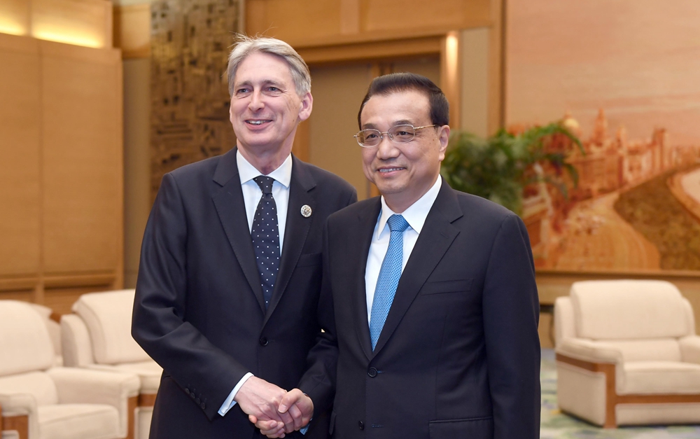 李克強(qiáng)會(huì)見英國(guó)首相特使、財(cái)政大臣哈蒙德